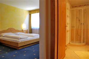 Zimmer und Badezimmer im Hotel Urthaler
